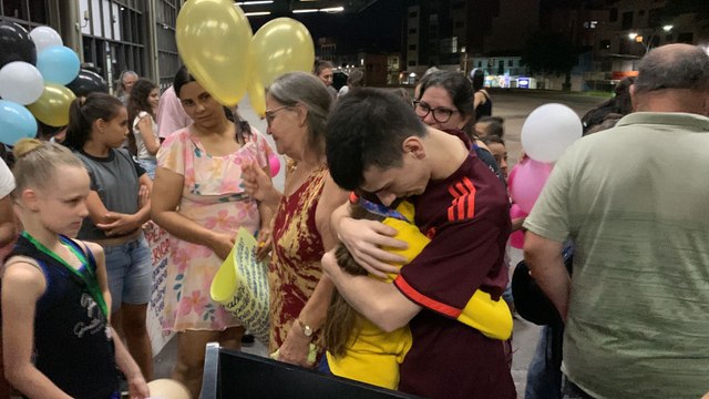 Emocionante: ginastas cascavelenses são recepcionadas por familiares na rodoviária