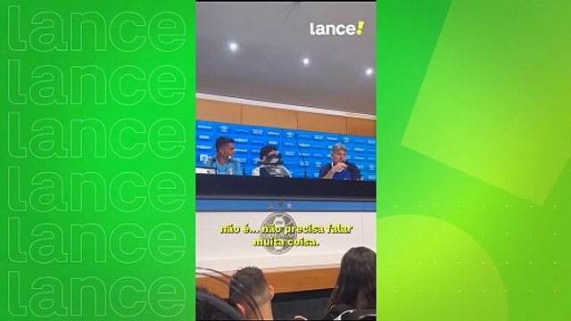 Luis Suárez ganha DVD do Renato Gaúcho para curtir nas férias.