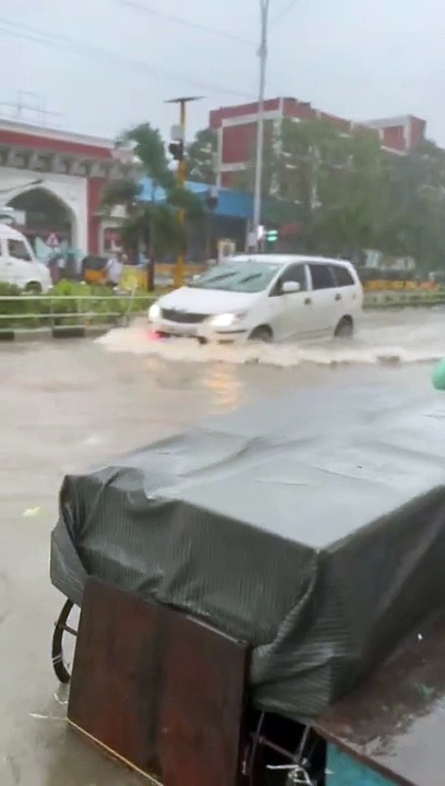 Chennai Heavy Rain: கொட்டித்தீர்க்கும் கனமழை; வெள்ளத்தில் மிதக்கும் சென்னை எழும்பூர் ரயில் நிலைய சாலை