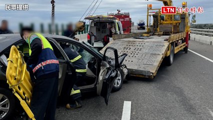 台61線不明原因撞化學槽車  小客車駕駛送醫不治(民眾提供)