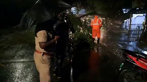 புயல் எதிரொலியாக காஞ்சிபுரத்தில் 60 ஆண்டுகள் பழமையான மரம் விழுந்து போக்குவரத்து பாதிப்பு