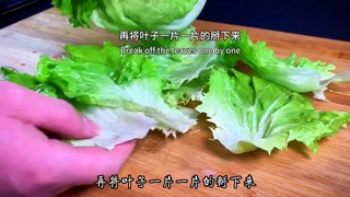 The chef will teach you the home cooked recipe for oyster sauce and lettuce, with detailed steps