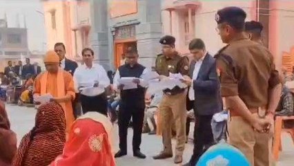 गोरखपुर में सीएम योगी का &#039;जनता दरबार&#039;... बोले - पैसे के अभाव में नहीं रुकेगा इलाज