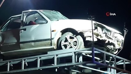 Samsun'da trafik polisleri hurdaya dönen aracı sergileyerek sürücülere uyarıda bulundu