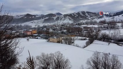 Erzincan ve Bayburt’ta soğuktan araç camları buz tuttu