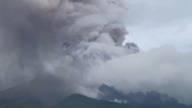 Indonésie : un spectaculaire nuage de cendres et 11 morts après l'éruption d'un volcan (vidéo)