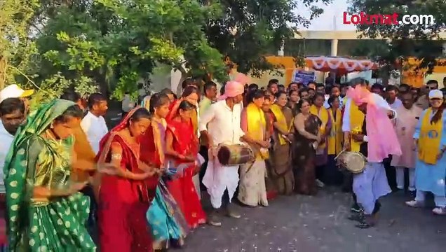 रोहित पवारांचा सहपरिवार आदिवासी नृत्यावर ठेका