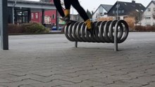 Skateboard, Anne kleines Hoppala am Fahradständer