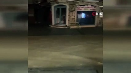 Çeşme'de şiddetli yağış etkisini gösterdi