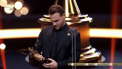 Kerem Bursin'in ödül törenindeki tavırları gündem oldu