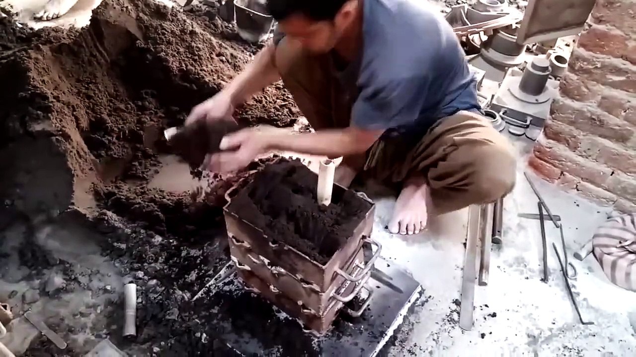 Casting Iron Man made a heavy Roller for sugarcane Machine with skills Power