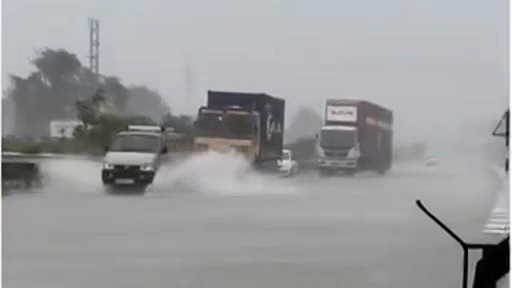 கனமழை காரணமாக சென்னை - பெங்களூரு தேசிய நெடுஞ்சாலையில் மழை நீரில் ஊர்ந்து செல்லும் வாகனங்கள்