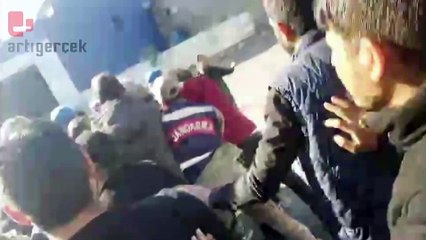 Özak Tekstil işçilerinin direnişi 8'inci gününde: Yasak bitmesine rağmen jandarma barikatı kaldırılmadı, işçiler yolu kapattı