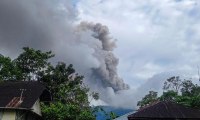 Núi lửa bất ngờ phun trào ở Indonesia, 11 người leo núi thiệt mạng