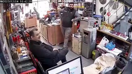 Depremden kaçarken çayını da unutmadı