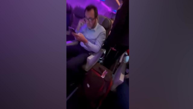 Óscar Puente increpado en un avión