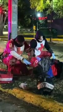 #Preliminar Con diversas lesiones en su cuerpo y tendido sobre el asfalto, fue como terminó un motociclista tras derrapar en su motocicleta sobre la avenida Golfo de Cortés, en las inmediaciones de la Glorieta Minerva de Guadalajara #GuardiaNocturna