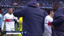 Arnau Tenas félicité par Mbappé et tous les joueurs du PSG, la séquence ravit