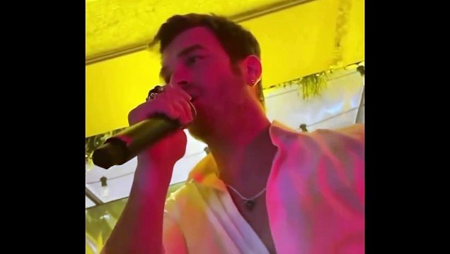 Kıvanç Tatlıtuğ ve Serkan Keskin'in söylediği şarkı sosyal medyada gündem oldu