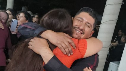 Reunidos Después De 20 Años: Hombre Finalmente Abraza Mamá y Hermanitas En México