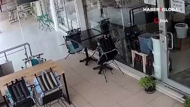 Yalova'da depreme okulda yakalanan öğrencilerin tahliye anı kameralara yansıdı