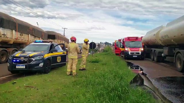 Dois caminhões e uma moto se envolvem em colisão na rodovia BR-277