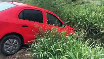 Un auto cayó en una zanja en una colectora de Ruta 9
