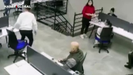 Depremde herkes kaçarken o çayını yudumladı, koşanları izledi