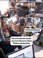 Depremde çayını bırakmayan adam gündem oldu!