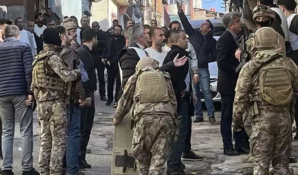 Polise ateş açan şahsa özel harekat ekiplerinden operasyon: Etek giymiş vaziyette yakalandı