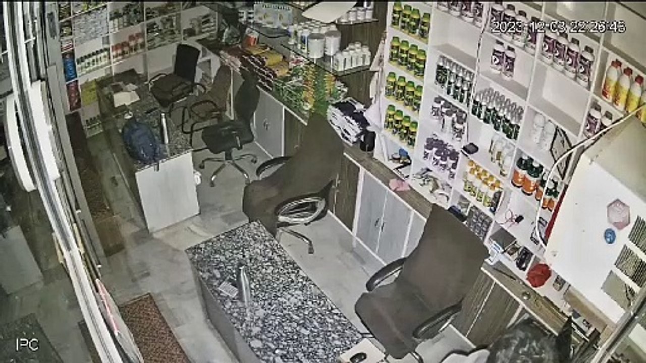 एक के बाद एक तीन दुकानों के ताले तोड़े, घटना सीसीटीवी कैमरे में कैद