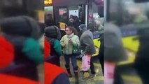 Otobüste iki kadın saç baş birbirine girdi! Yolcular otobüsten indi