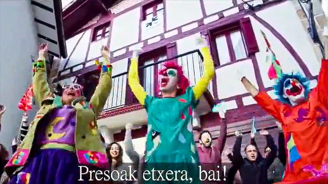 Payasos, niños y llaves, la última campaña para pedir la vuelta a casa de los presos de ETA