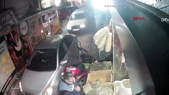 Hava almak için çıktığı balkon çöktü… O anlar kamerada