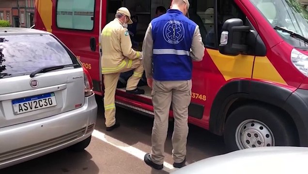 Homem fica ferido após colisão entre carros e moto na Rua Mato Grosso, no Centro