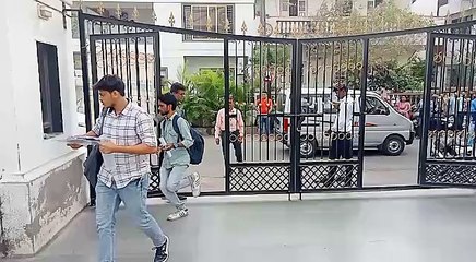 SURAT VIDEO : पीटी टीचर टेस्ट में 4,800 में से भी 1,300 अनुपस्थित