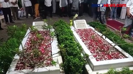 Download Video: Mahfud MD  Didampingi HT Ziarah ke Makam Syekh Muhammad Muhajirin sebelum Lakukan Dialog Kebangsaan