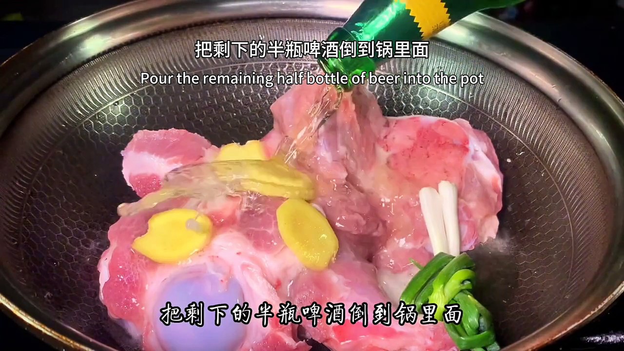 Stewed winter melon and big bone soup, the bone soup is fragrant, thick, and the meat is soft rotten