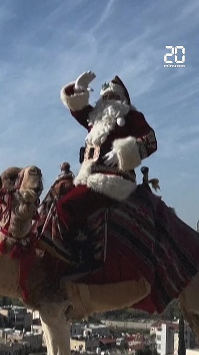 Jérusalem : Déguisé en Père Nöel et à dos de chameau, il tente de répandre la joie #shorts