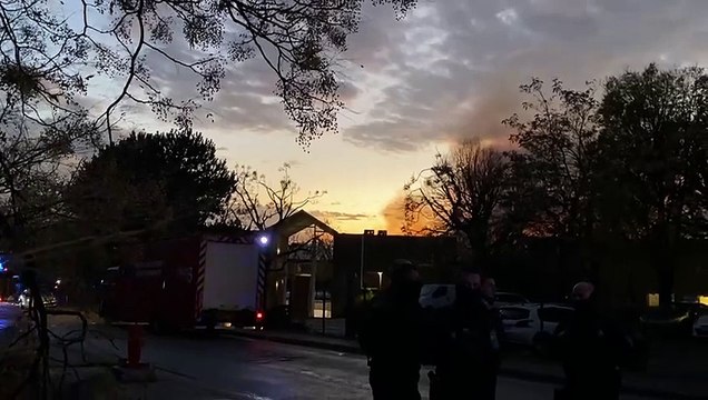 Vitrolles : un entrepôt de feux d'artifice en feu