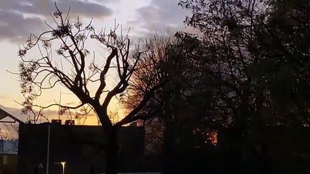 Vitrolles : un entrepôt de feux d'artifice en feu