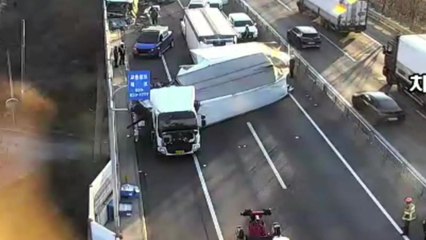 논산천안고속도로 화물차 3대 추돌해 1명 부상...2시간 가까이 통제 / YTN