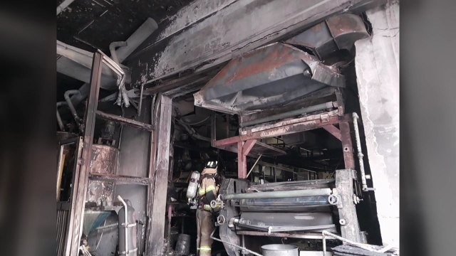 경남 김해 테이프 공장에서 불...2명 연기 흡입 / YTN