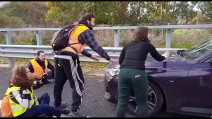 Roma, Ultima Generazione blocca il traffico: attivisti quasi investiti