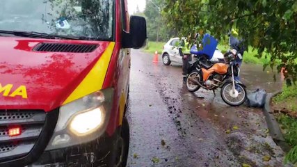 Entregador fica ferido em batida entre moto e Gol no Cancelli