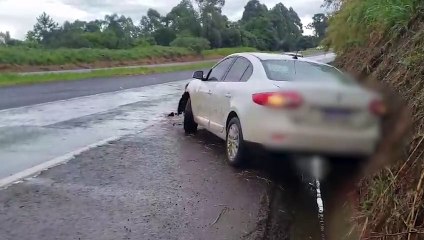 Fluence sai da pista e colide contra barranco na BR-163