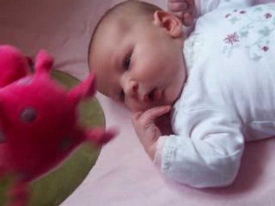 Zoé Sur le tapis d'eveil