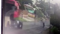 Vídeo mostra momento em que Honda CG e Fiat Strada batem no Bairro Cataratas