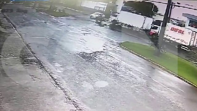 Câmera registra acidente que deixou motociclista ferido na Avenida Brasil