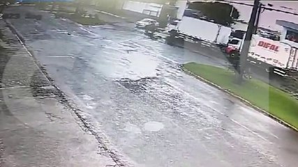 Câmera registra acidente que deixou motociclista ferido na Avenida Brasil
